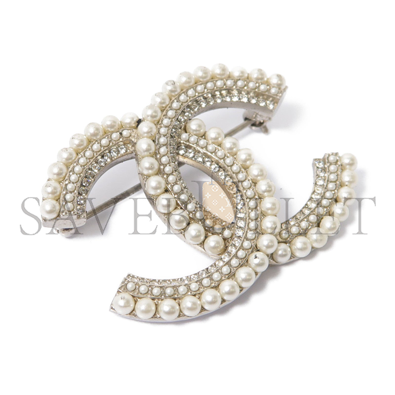 CHANEL METAL BROOCH WITH SILVER BUCKLE 